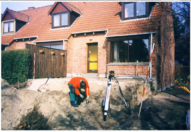 Her nivelleres terrasse, trappe og flisegang, og højderne sættes af
