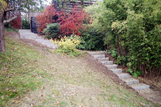 Den færdige trappe integrerer sig naturligt i haveskråningen