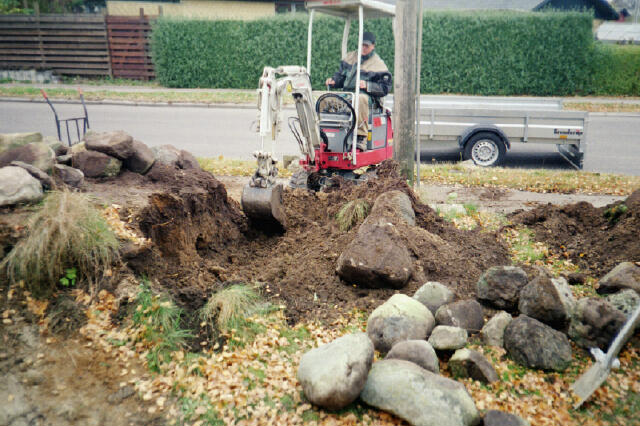 Her graves der ud til bunden af støttemuren